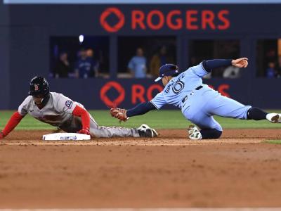 Kirk conecta sencillo decisivo en la 10ma, Azulejos remontan ante Medias Rojas