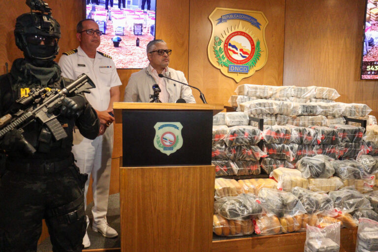 La DNCD confisca 543 paquetes de droga en Pedernales y 30 en Boca Chica.