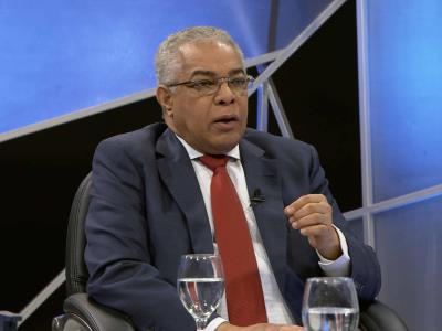 La economía crece con una base frágil, según Luis Reyes