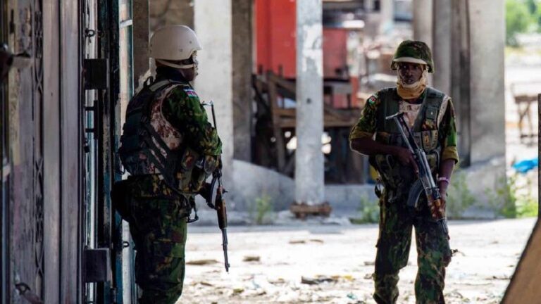 La frustración de los soldados kenianos en Haití: "Los criminales tienen mejores armas que nosotros"