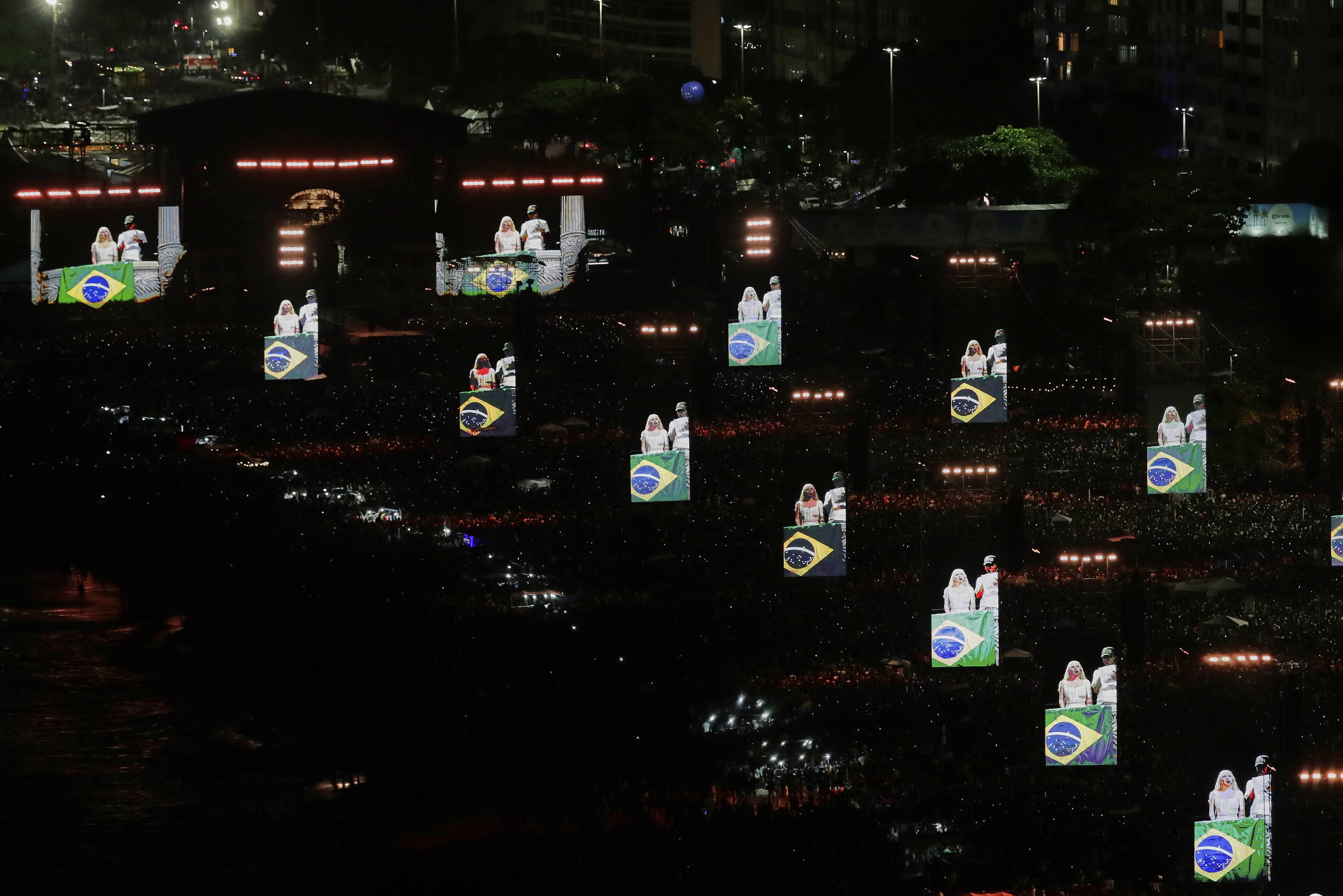La multitud aclamó a la destacada artista.