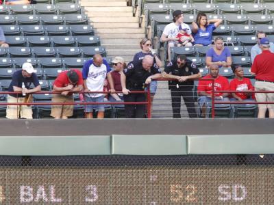 Luego de caída de fanático en Pittsburgh, MLB revisan medidas