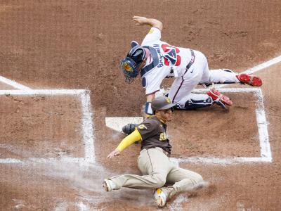 Machado jonronea y Cronenworth decide para Padres ante Bravos