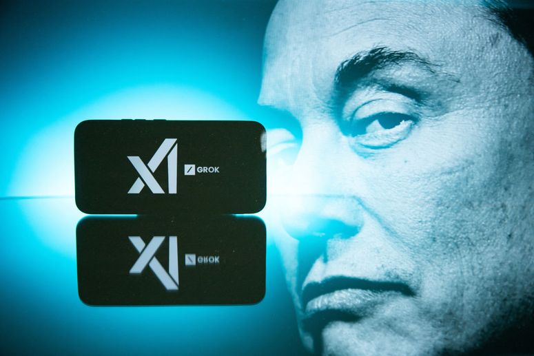 Fotografía de doble exposición de un retrato de Elon Musk y un teléfono que muestra el logotipo de la inteligencia artificial Grok en Kerlouan en Bretaña en Francia el 18 de febrero de 2025.