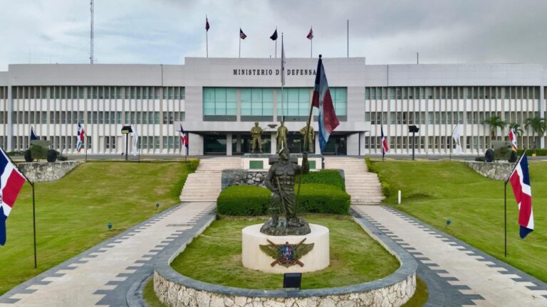 Ministerio de Defensa prohíbe militares porten armas en centros de bebidas alcohólicas
