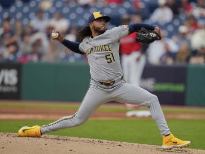 MLB: Freddy Peralta, llegó a mil ponches en menos innings