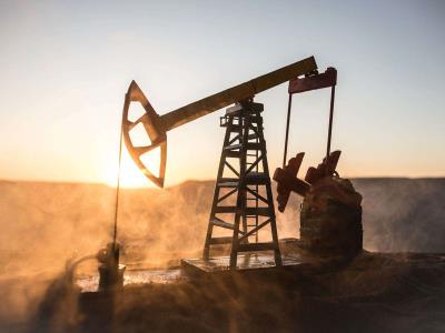 OPEP+ mantiene recorte del bombeo de petróleo hasta fines de 2026