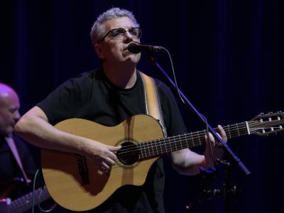 Pedro Guerra trae nueva música y evoca recuerdos en el Teatro Nacional