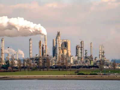 Petróleo sube, aliviado por acuerdo entre EE.UU. y China