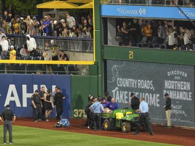 Piratas vencen a Cachorros; fanático cae del muro Roberto Clemente