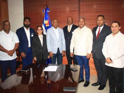 Presentan a congresistas de Peravia proyecto de béisbol