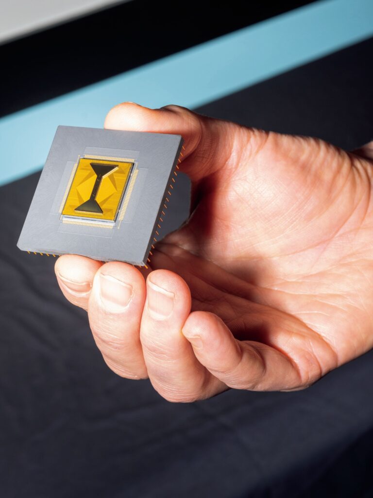Quantinuum aplica trampas de iones para integrar computación cuántica con IA