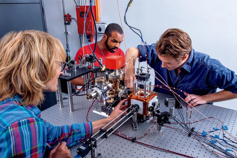 Ingenieros de QuEra Computing, la empresa bostoniana que lidera el desarrollo de una computadora cuántica de "átomo neutro". 