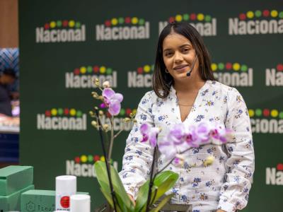 Realizan taller sobre orquídeas, en Supermercado Nacional