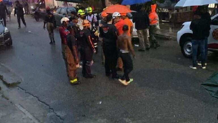 Rescatan con vida niña arrastrada por las lluvias hasta alcantarilla