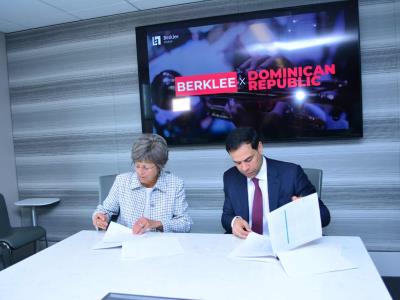 Roberto Ángel firma acuerdo con Berklee College of Music