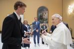 Jannik Sinner, número uno del mundo, se reune con el papa León XIV y le regala una raqueta