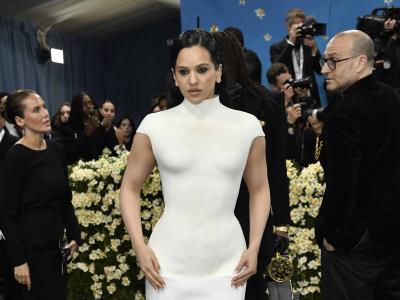 Rosalía en Met Gala 2025: “Se vienen cosas”