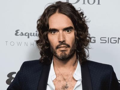 Russell Brand se declara "no culpable de cinco delitos