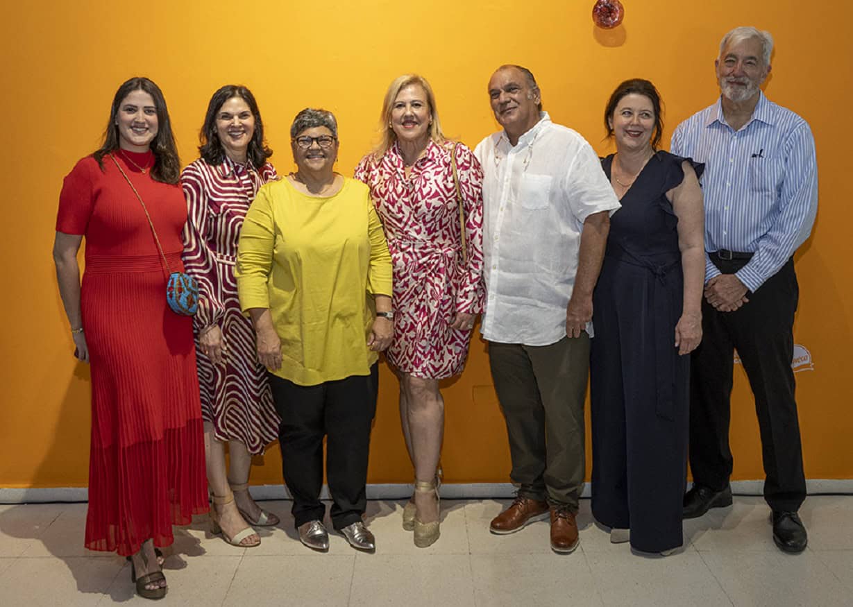 Daniella Ferreras, Irina Ferreras, Mónica Ferreras, Judith Fernández de Ferreras, Fernando Ferreras, Nicole Kaufmann y Brian Farrell.