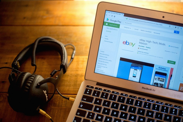 La aplicación de eBay mostrada en la pantalla de una MacBook Air de Apple a través de Google Play Store