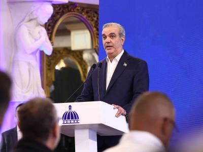 Abinader cree legisladores deben estudiar más para no pasar vergüenza