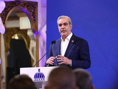 Abinader encabeza LA Semanal con la Prensa