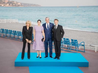 Abinader y primera dama son recibidos por el presidente Macron