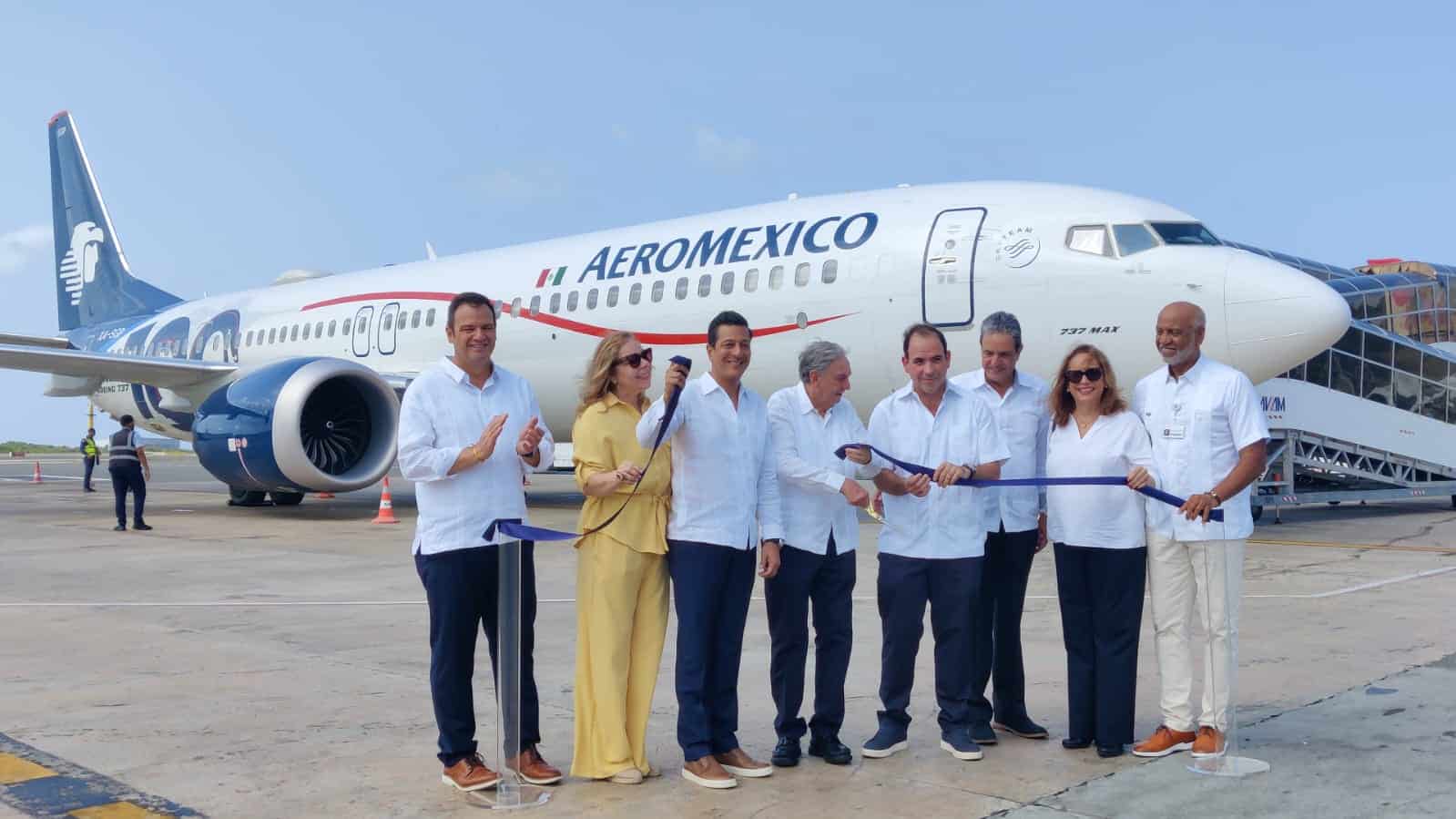 Momento en que cortan la cita que deja inaugurado el vuelo Ciudad de México-Punta Cana.