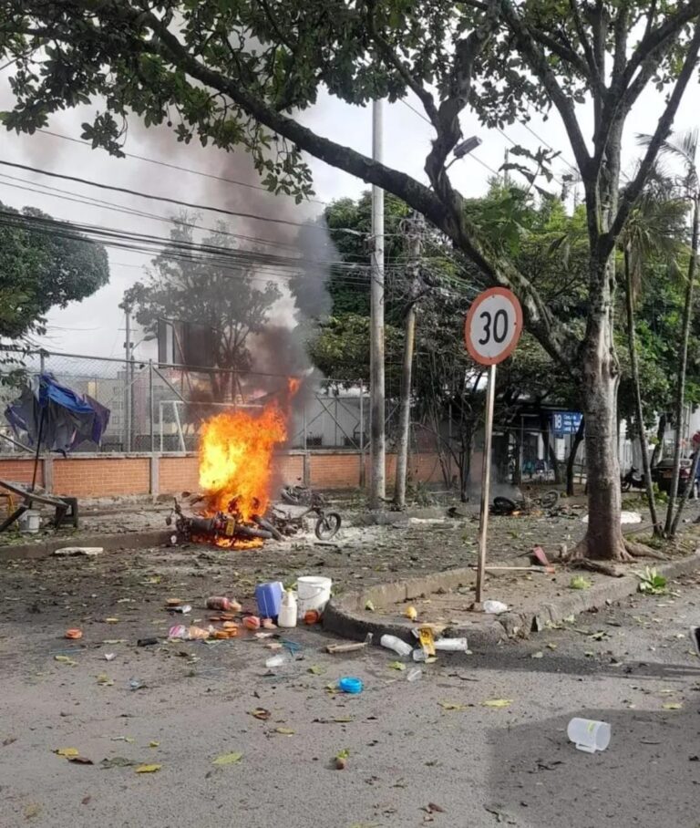 Al menos una persona muerta y varias heridas por explosión de bombas en Colombia