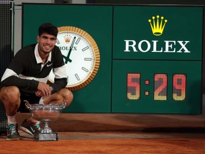 Alcaraz gana a Sinner para mantener su fortín de Roland Garros