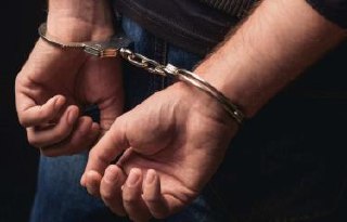 Apresan hombre por presunta malversación de más de 300 mil pesos en banca de lotería en San Juan