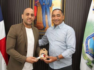 Arreglista Escarling Abreu, reconocido por la Alcaldía de Punta Cana