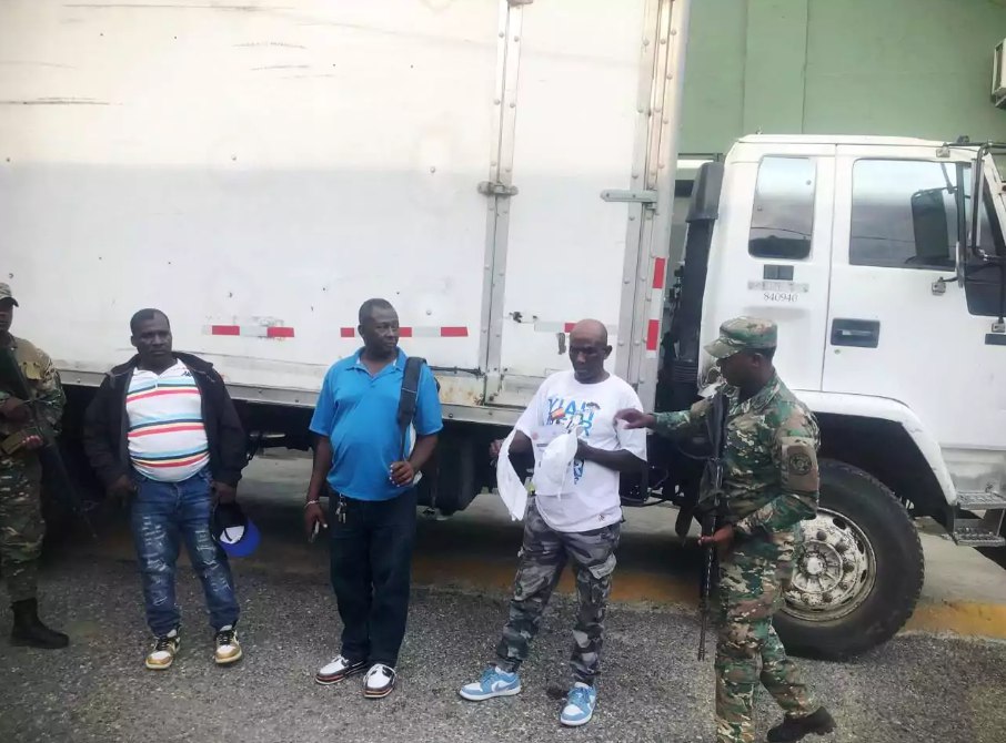 Arrestan haitiano transportando compatriotas indocumentados en San Juan de la Maguana