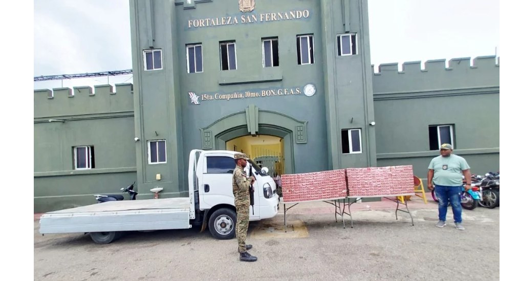Autoridades detienen más de 70 mil cigarrillos ilícitos bajo el falso piso de un camión en Montecristi