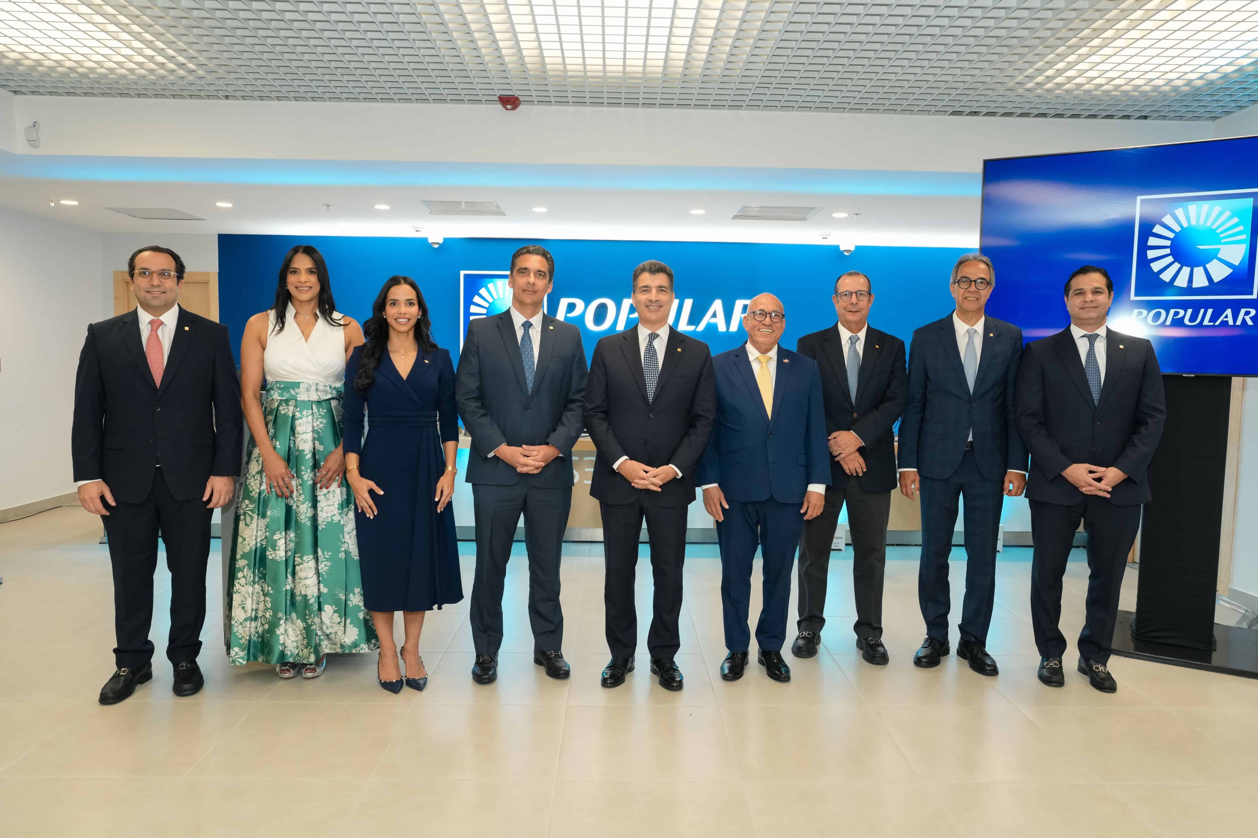 De izquierda a derecha, los señores Jorge Jana, Gianny Román, Paola Suero, Francisco Ramírez, Christopher Paniagua, Julio Caminero, José Armando Bermúdez, José Mármol y Robinson Bou.  