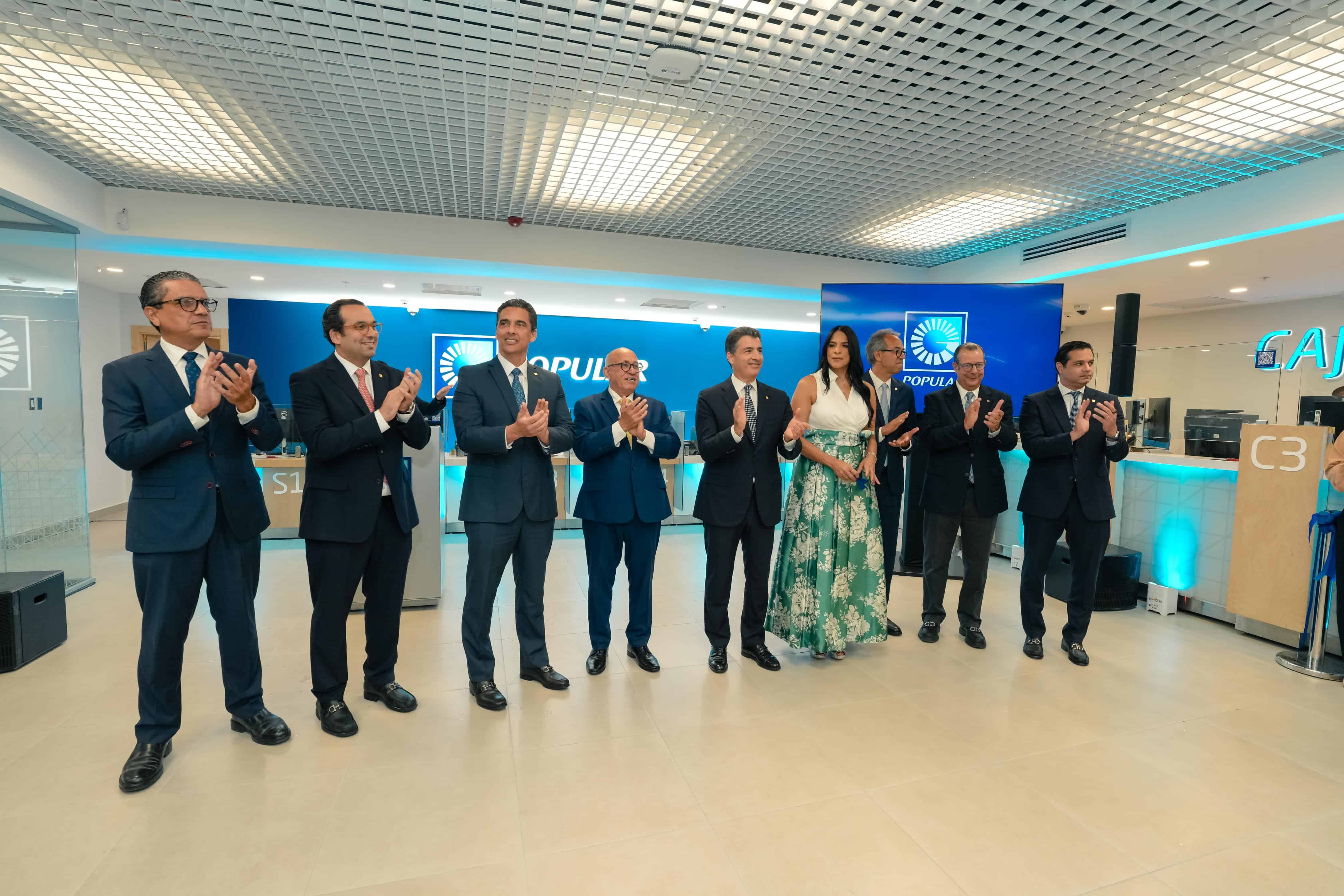 De izquierda a derecha, los señores Ricardo de la Rocha, Jorge Jana, Francisco Ramírez, Julio Caminero, Christopher Paniagua, Gianny Román, José Mármol, José Armando Bermúdez y Robinson Bou.   