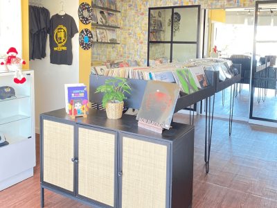 Café en pasta: refugio para amantes del vinilo y la cultura musical