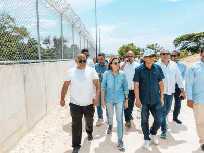 Carolina Mejía respalda construcción de la verja fronteriza
