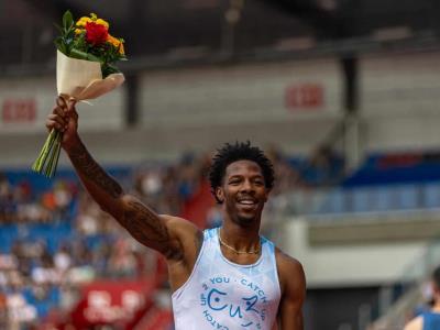 Chris Robinson gana carrera pese a sufrir rotura de vestuario