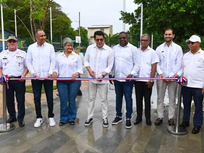 David Collado entrega remozada Plaza Marcelino Marte