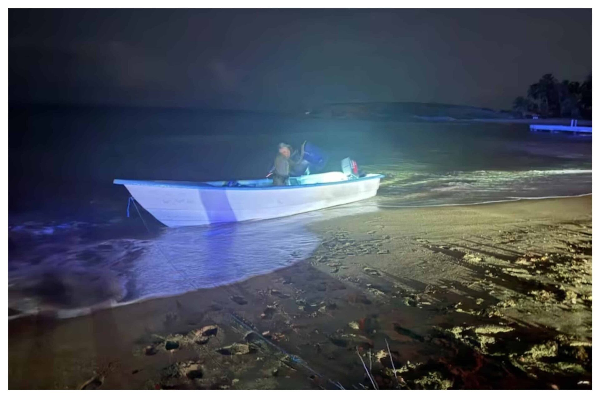 Decomisan drogas y armas en yola abandonada en una playa del norte de Puerto Rico