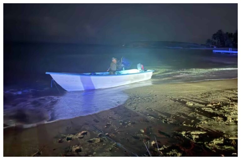Decomisan drogas y armas en yola abandonada en una playa del norte de Puerto Rico