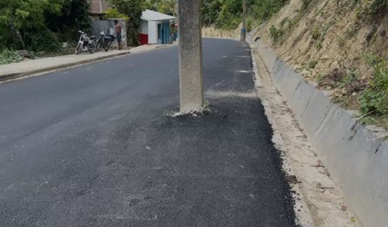 Denuncia riesgo vial en Villa Trina por poste eléctrico en medio de la carretera