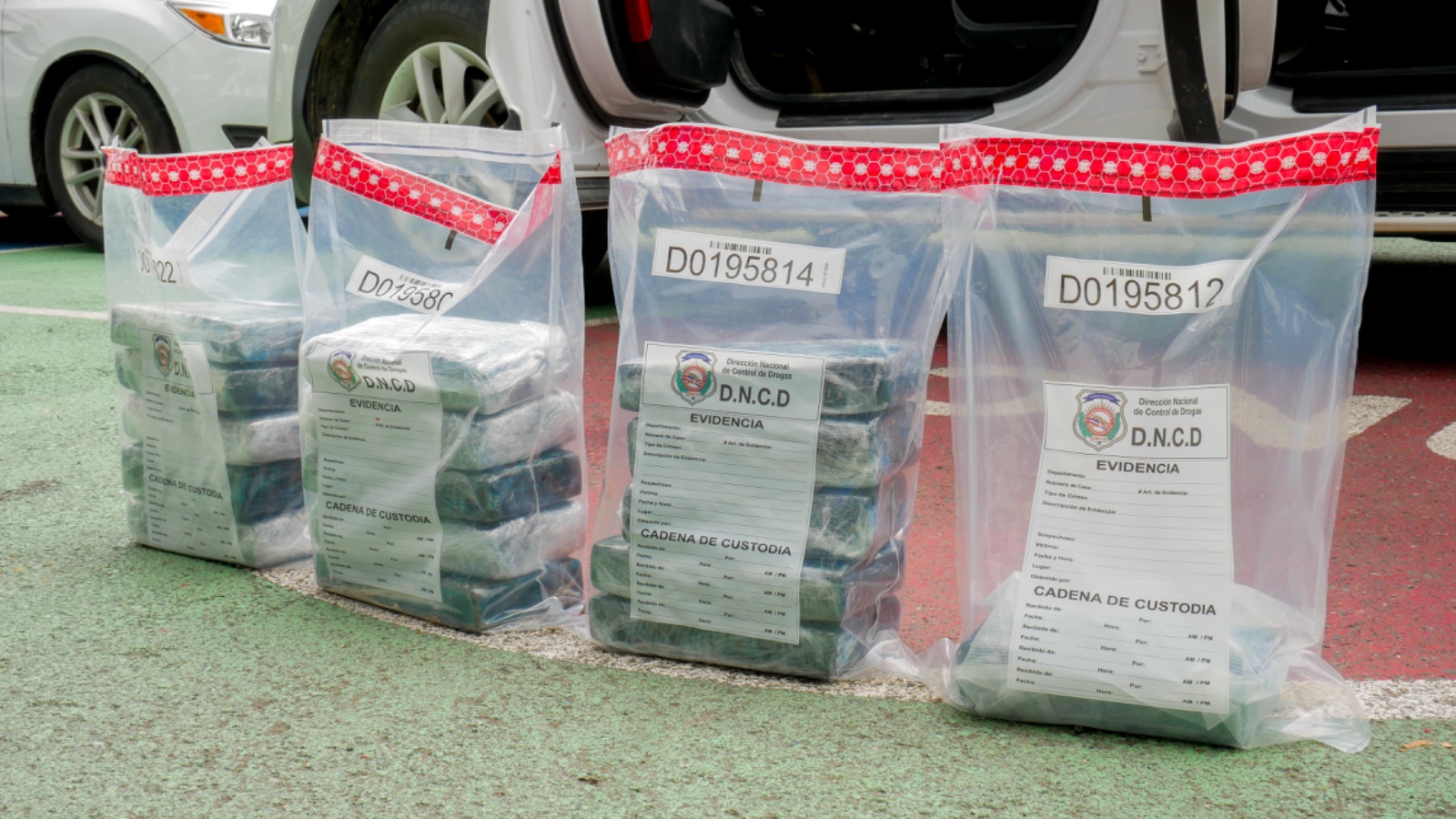 Detienen a dos dominicanos con 200 paquetes de cocaína en operativos en Boca Chica