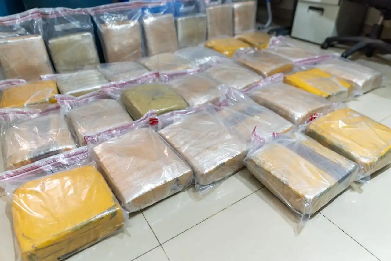 Detienen a hombre con 243 libras de presumiblemente marihuana en Peravia