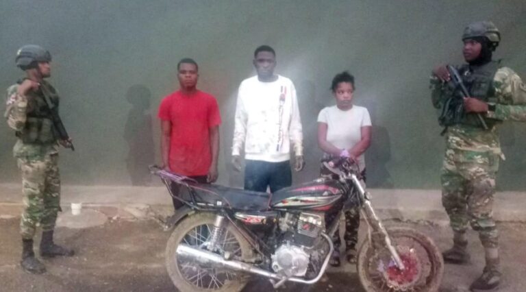 Detienen haitianos indocumentados en una motocicleta