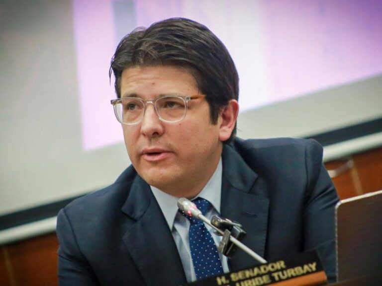 Disparan contra el precandidato presidencial de Colombia Miguel Uribe en medio de un acto político en Bogotá