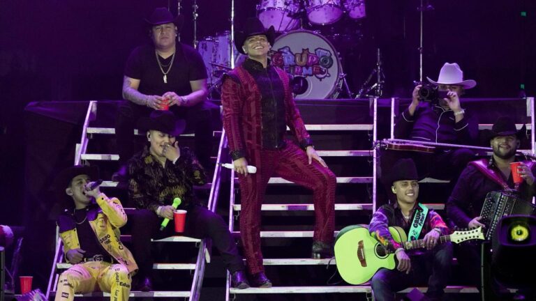 EE. UU. sigue suspendiendo visas de trabajo para cantantes mexicanos