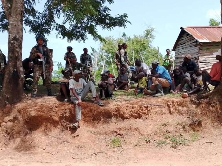 Ejército detiene haitianos indocumentados por depredación al medio ambiente en Dajabón